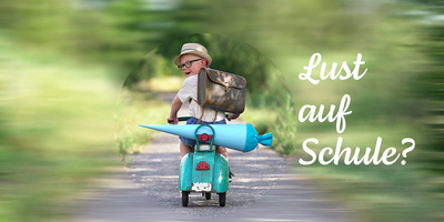 Bub sitzt auf einem kleinen Motorrad und schaut verschmitzt über die Schulter in die Kamera